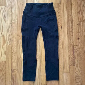 Lululemon sz 4 All The Right Places Crop II
Black great pre owned condition